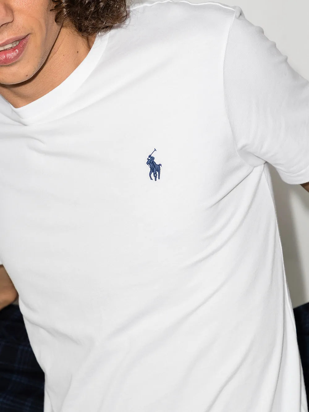 camiseta com logotipo bordado