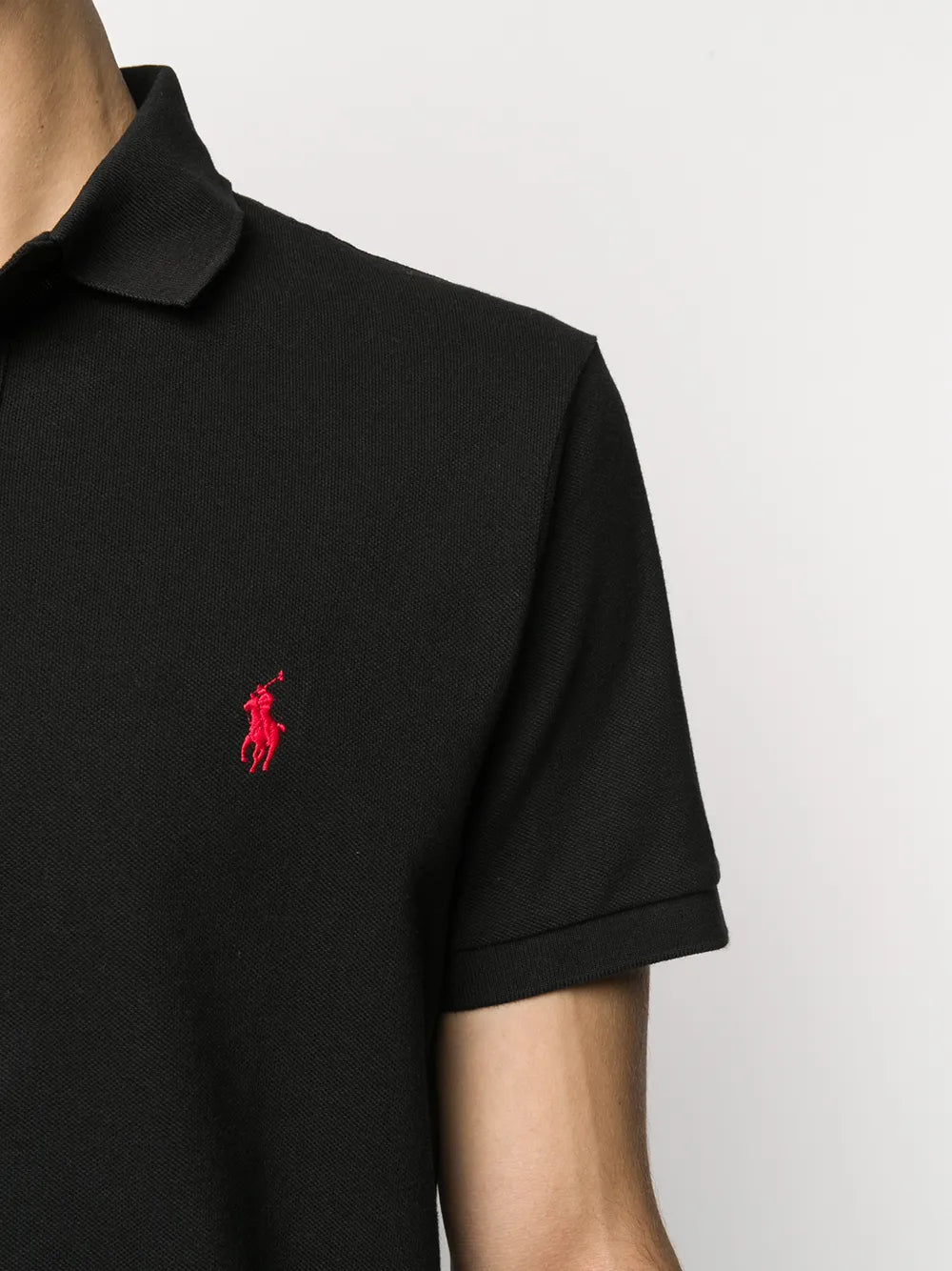 camisa polo com logotipo bordado