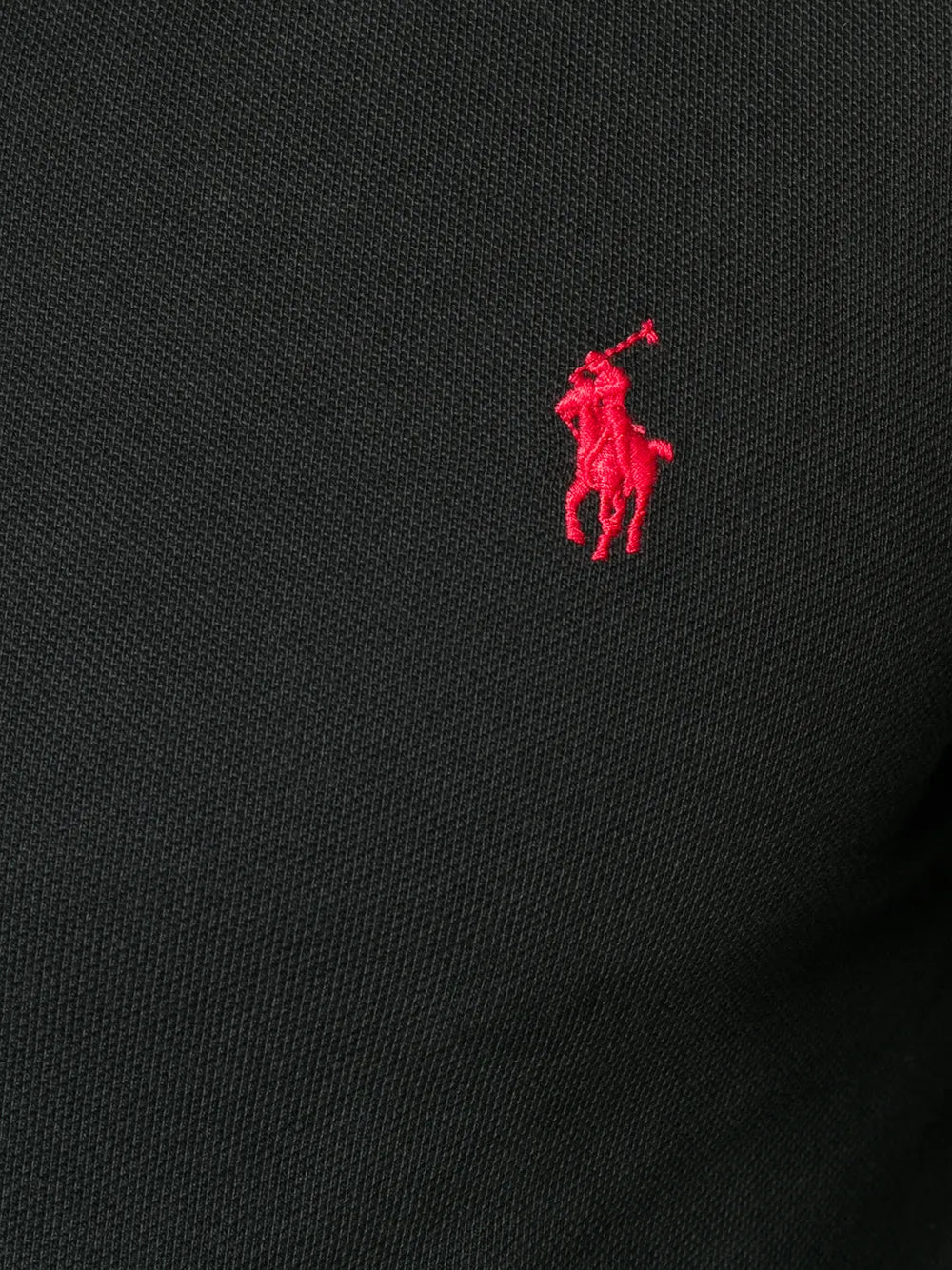 camisa polo com logotipo bordado
