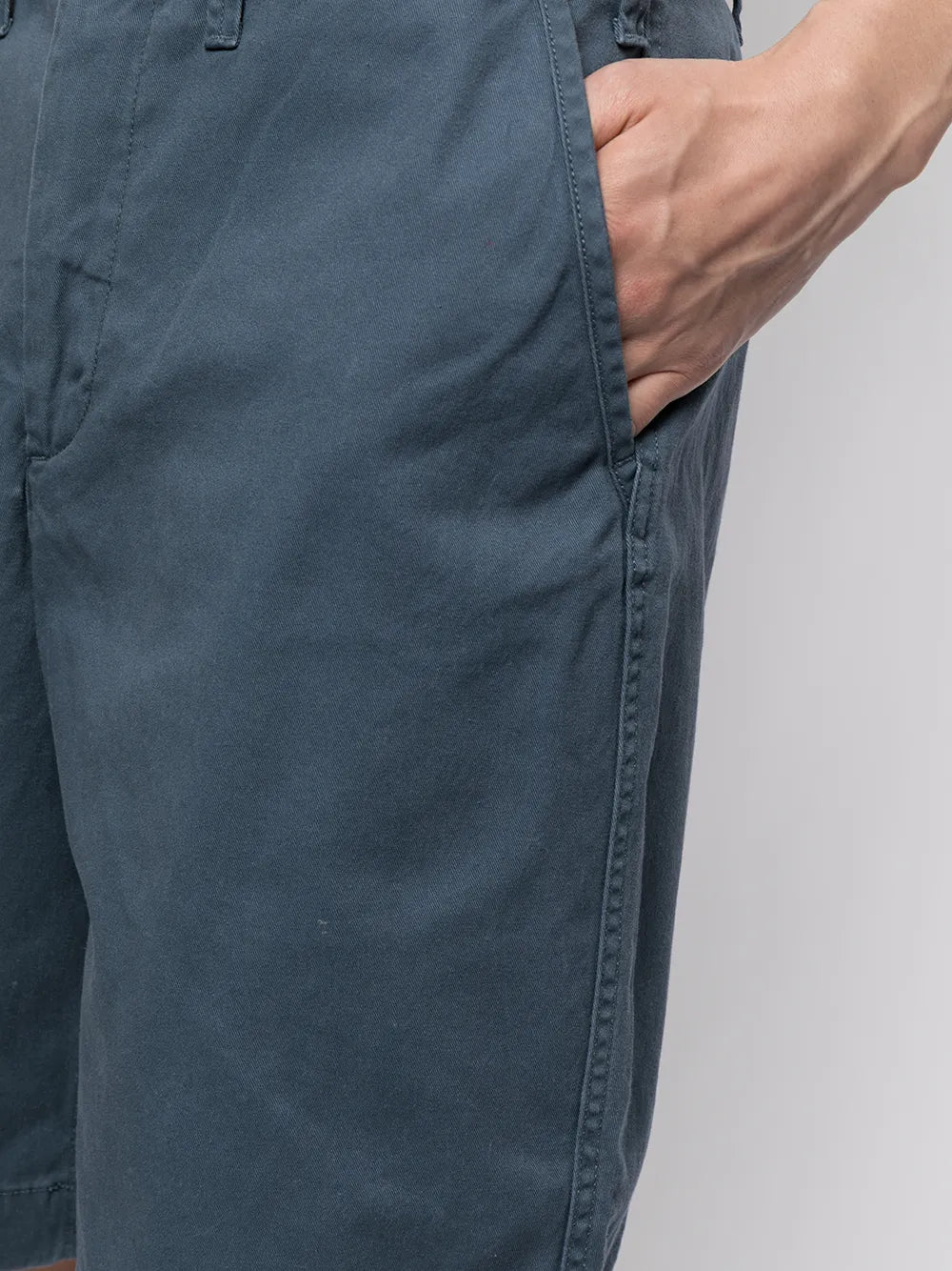 shorts chino na altura do joelho