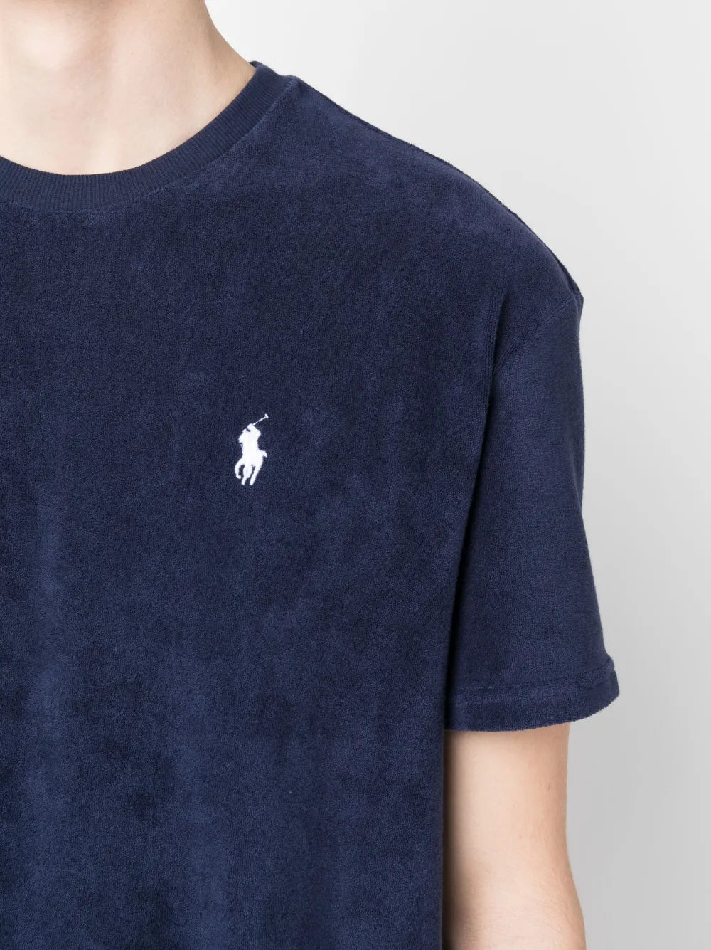 camiseta chenille com logotipo bordado