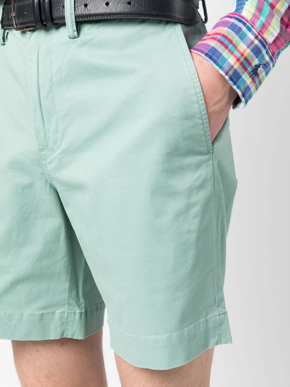 shorts chino com logotipo bordado