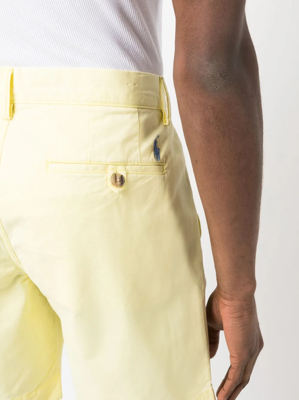 shorts chino com logotipo bordado