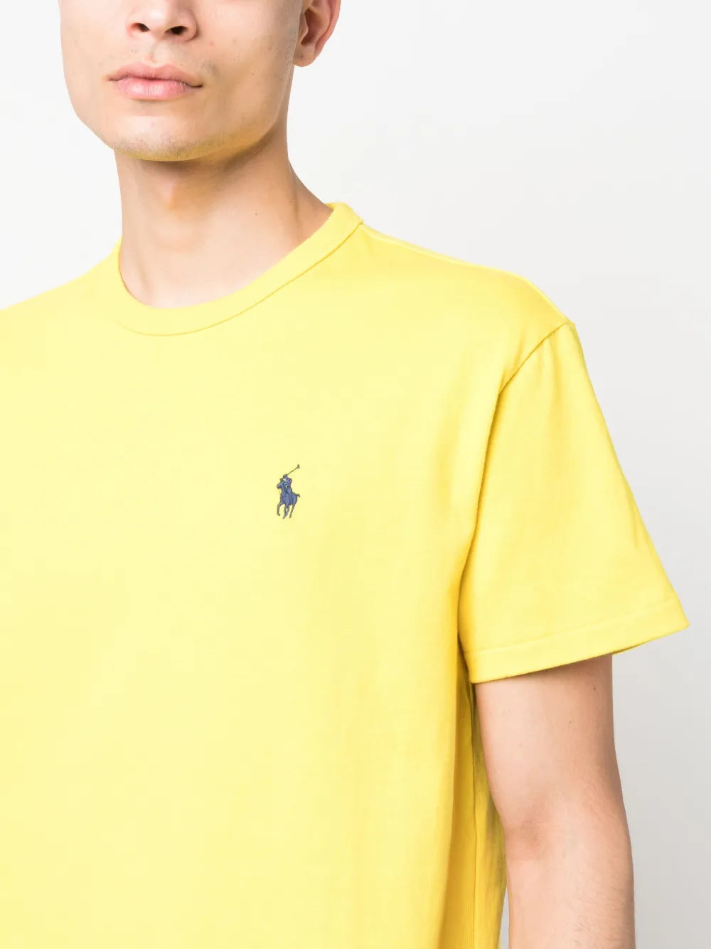 camiseta de algodão com logotipo bordado