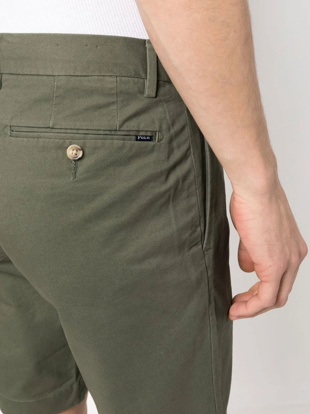shorts chino com fecho descentralizado