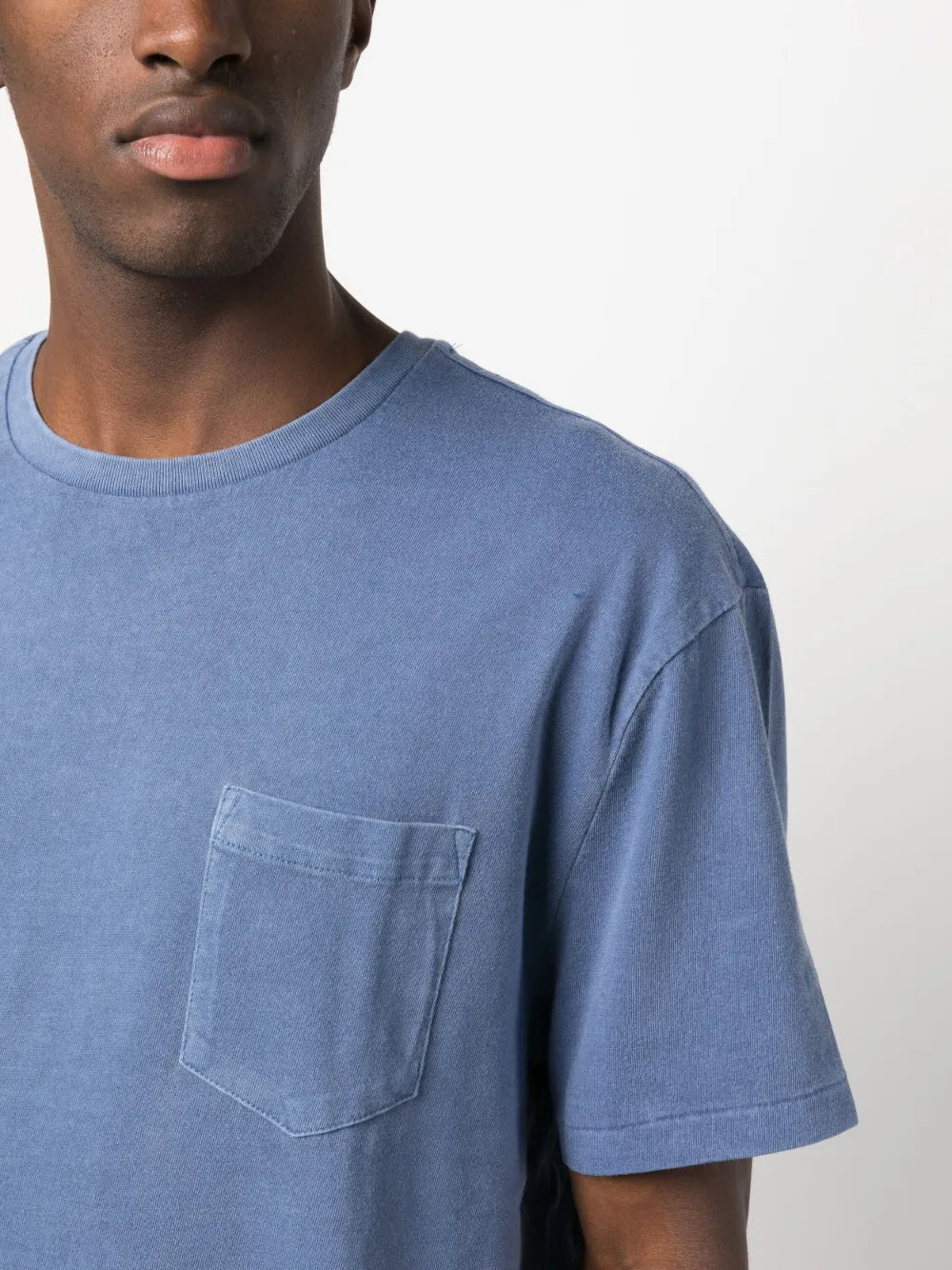 camiseta de algodão com bolso no peito