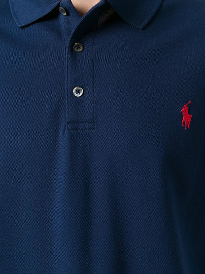 camisa polo com logotipo bordado