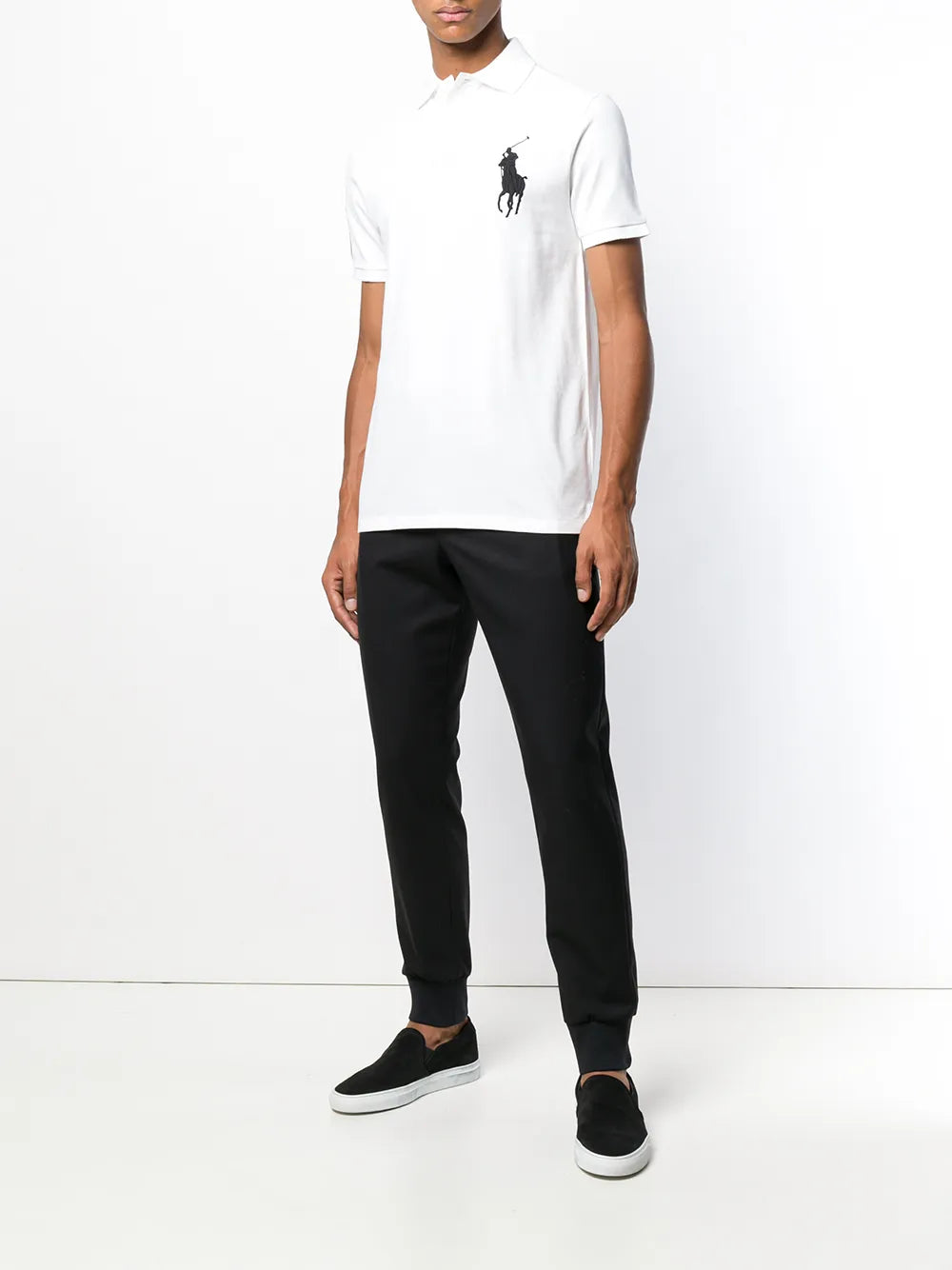 camiseta com logotipo contrastante