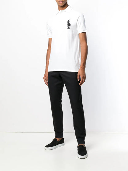 camiseta com logotipo contrastante