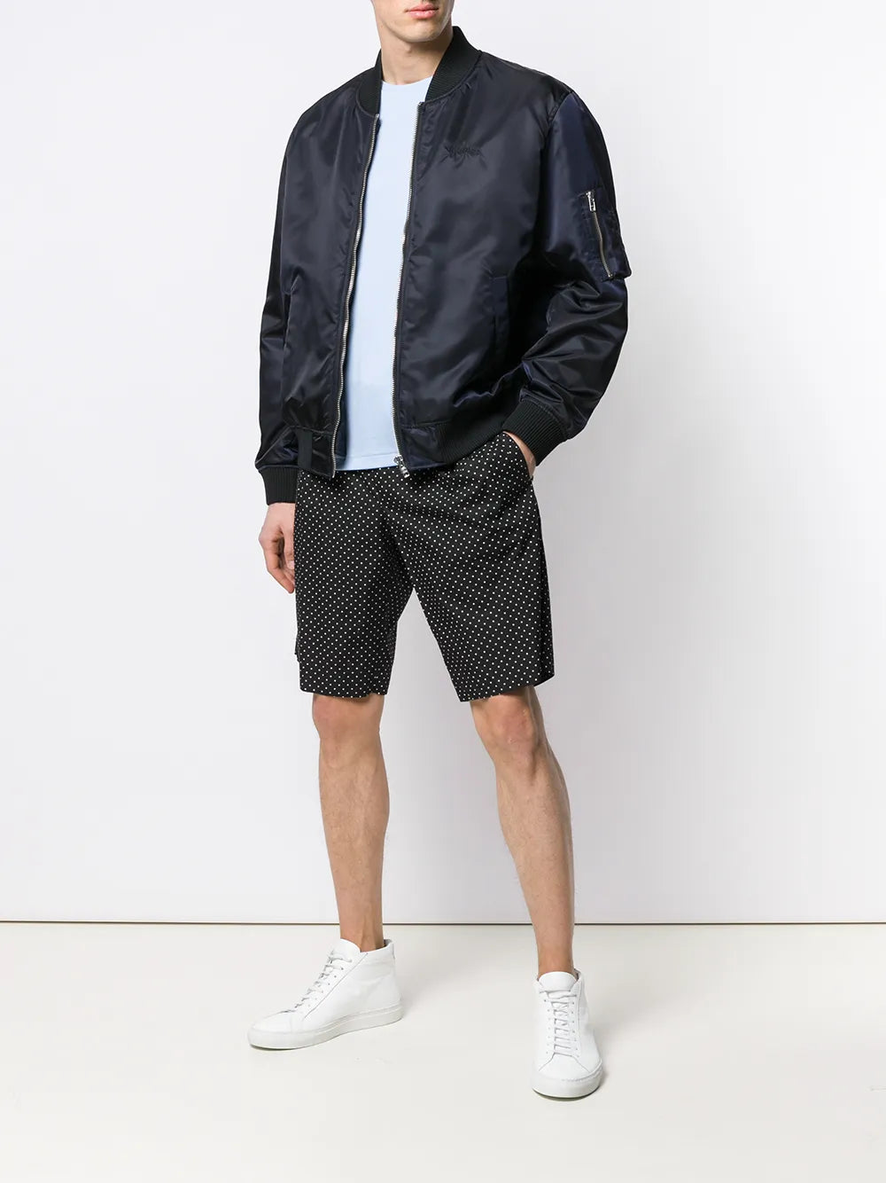 camiseta com logotipo bordado