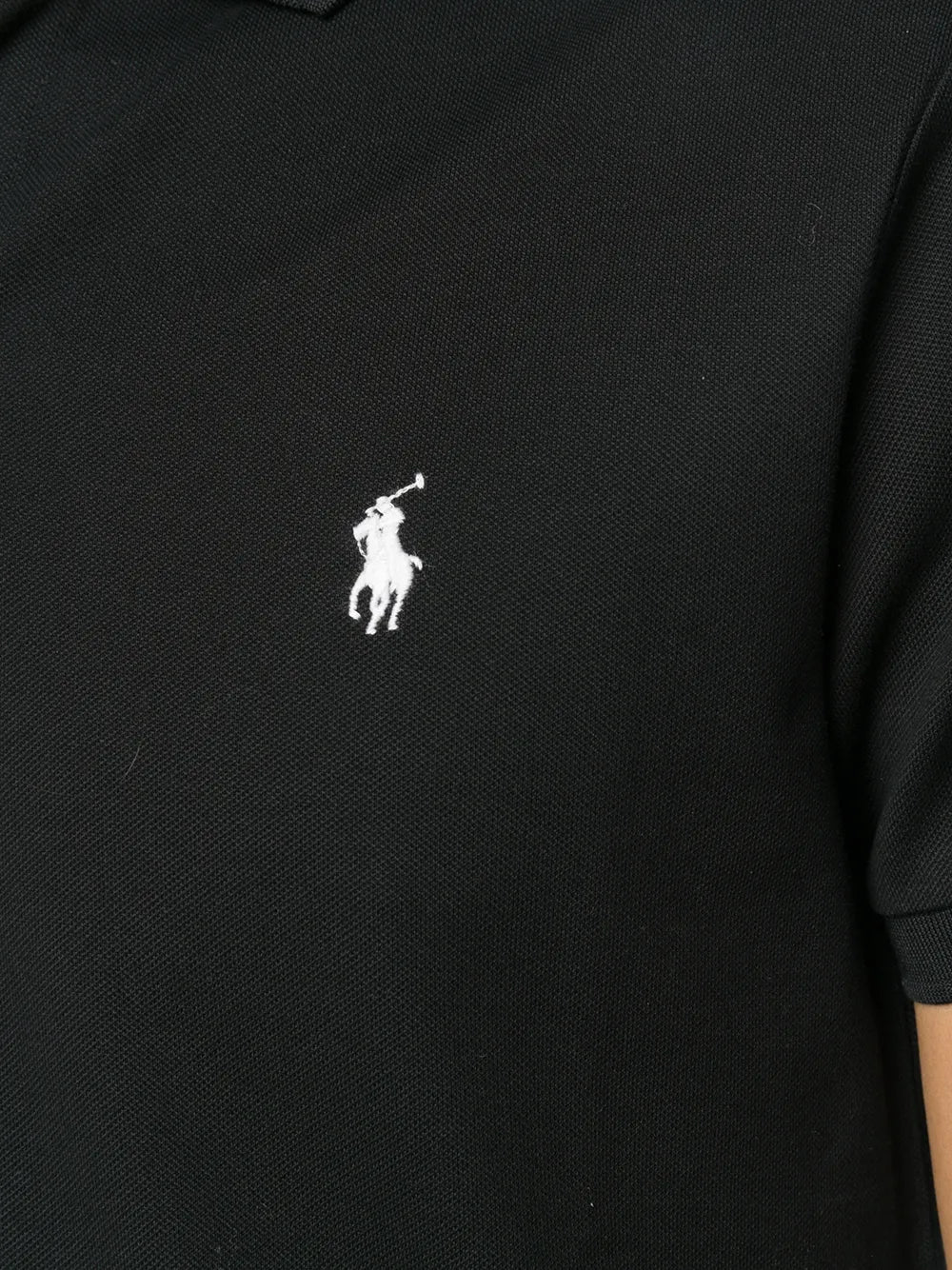 camisa polo com logotipo contrastante
