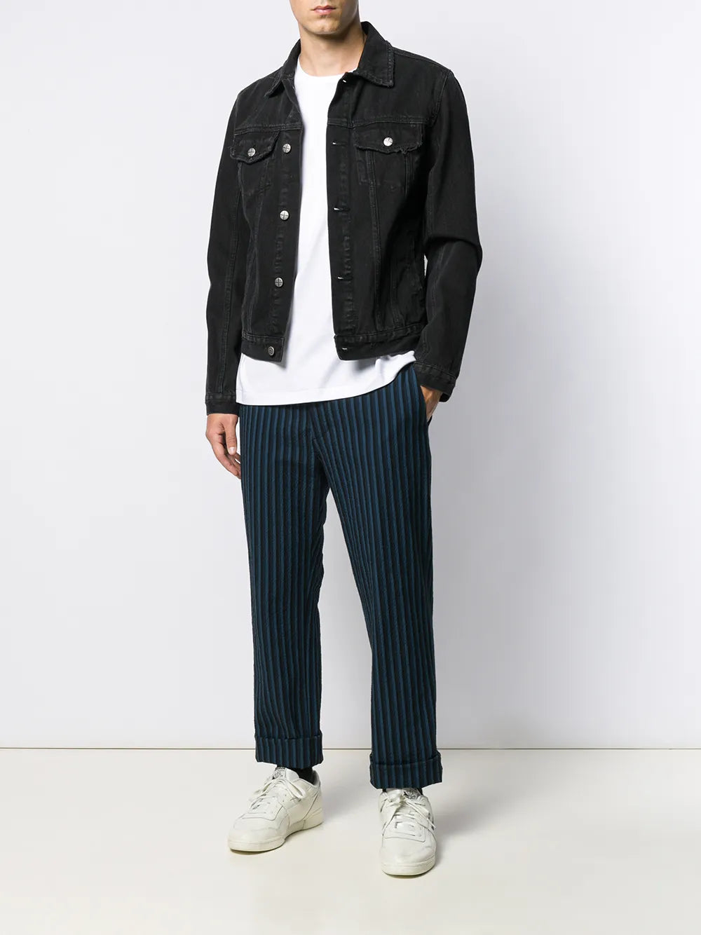 camiseta de manga comprida com logotipo bordado