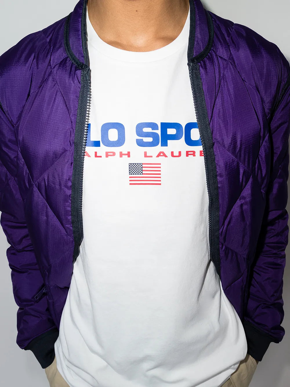 camiseta com estampa de logotipo