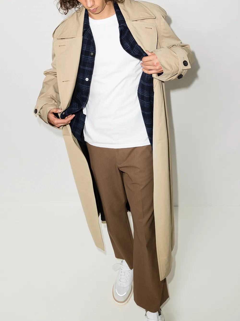 camiseta com logotipo bordado