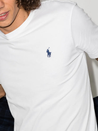 camiseta com logotipo bordado