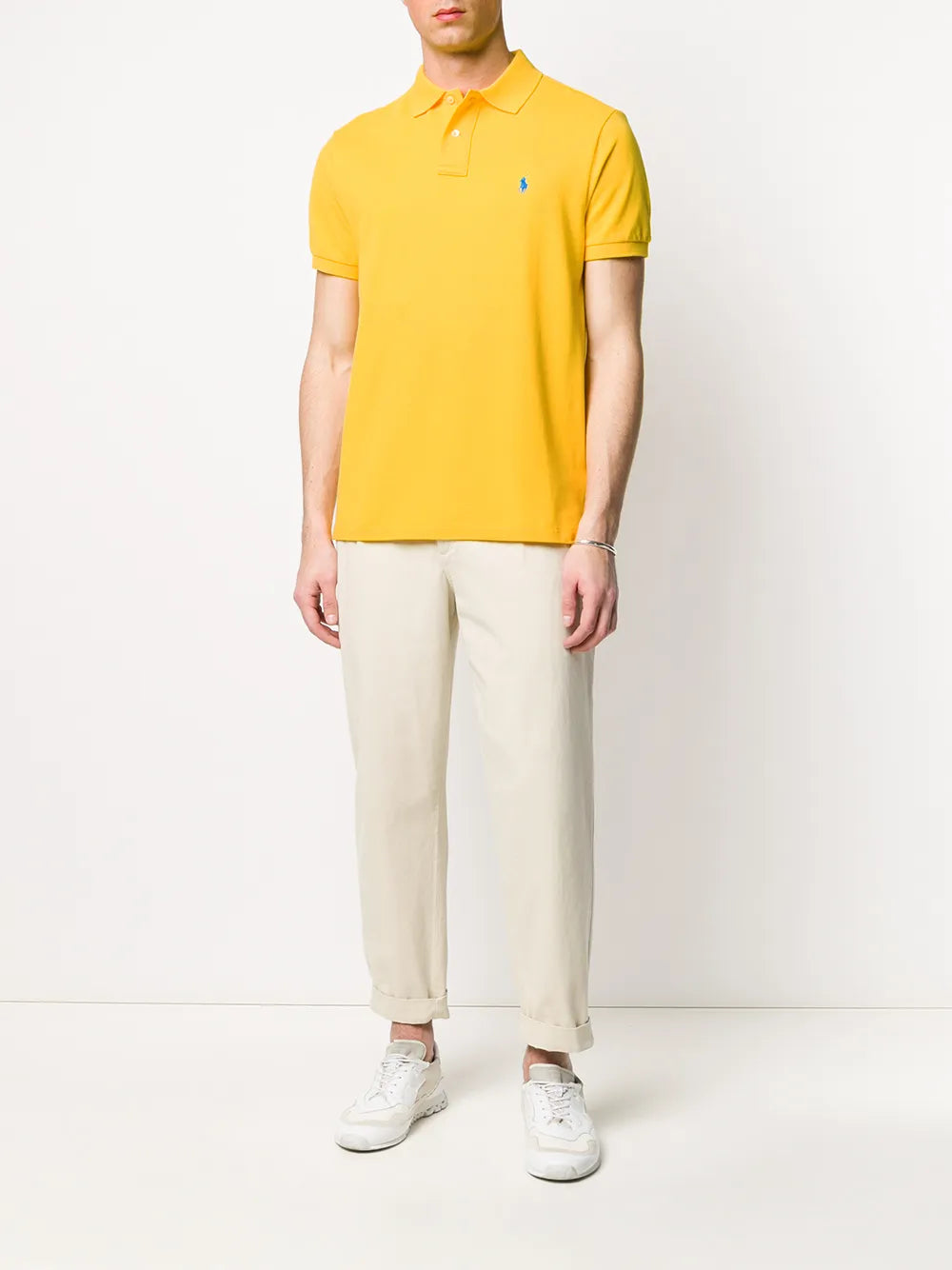 camisa polo com logotipo bordado
