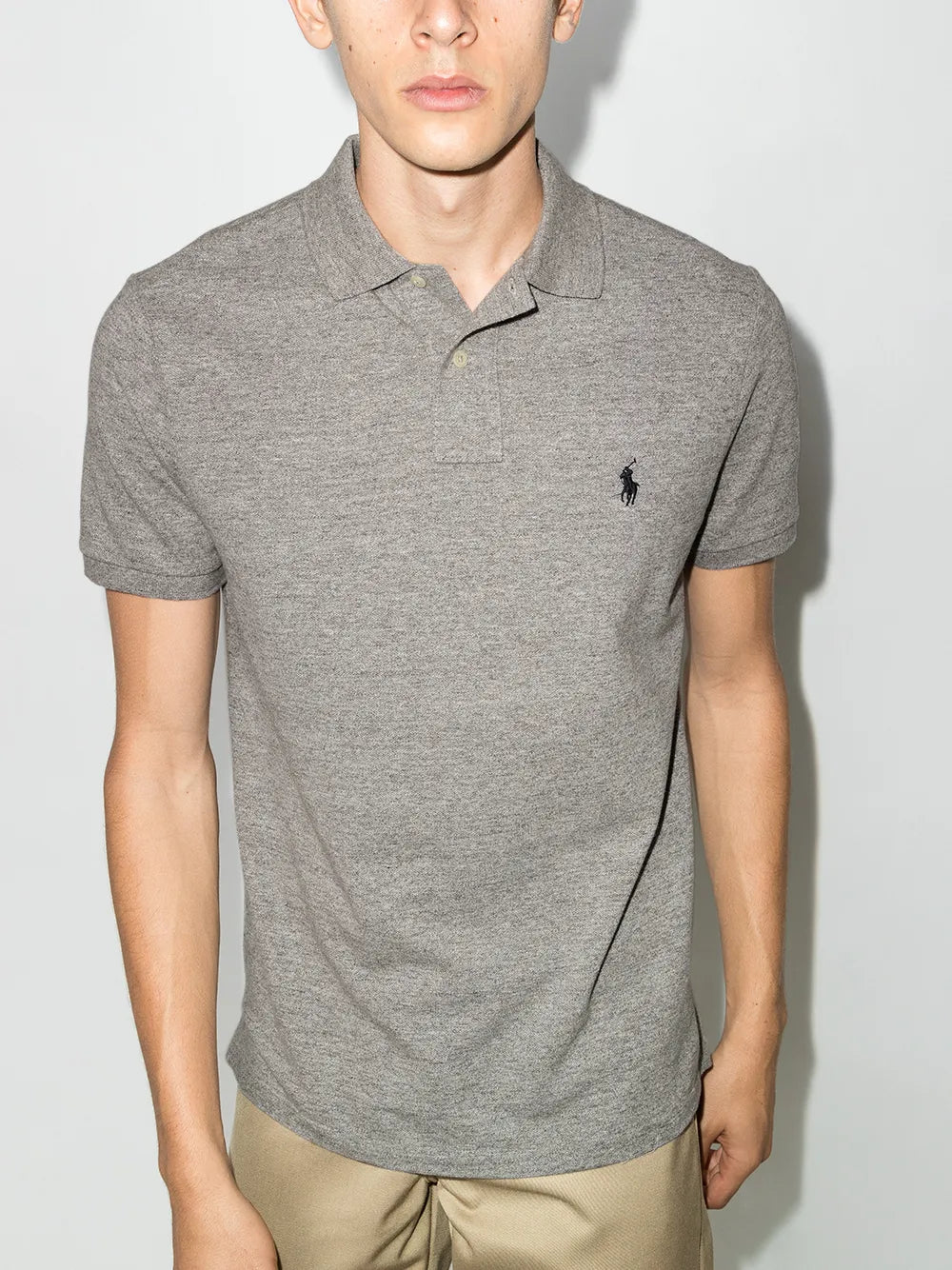 camisa polo com logotipo bordado