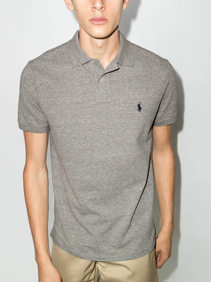 camisa polo com logotipo bordado