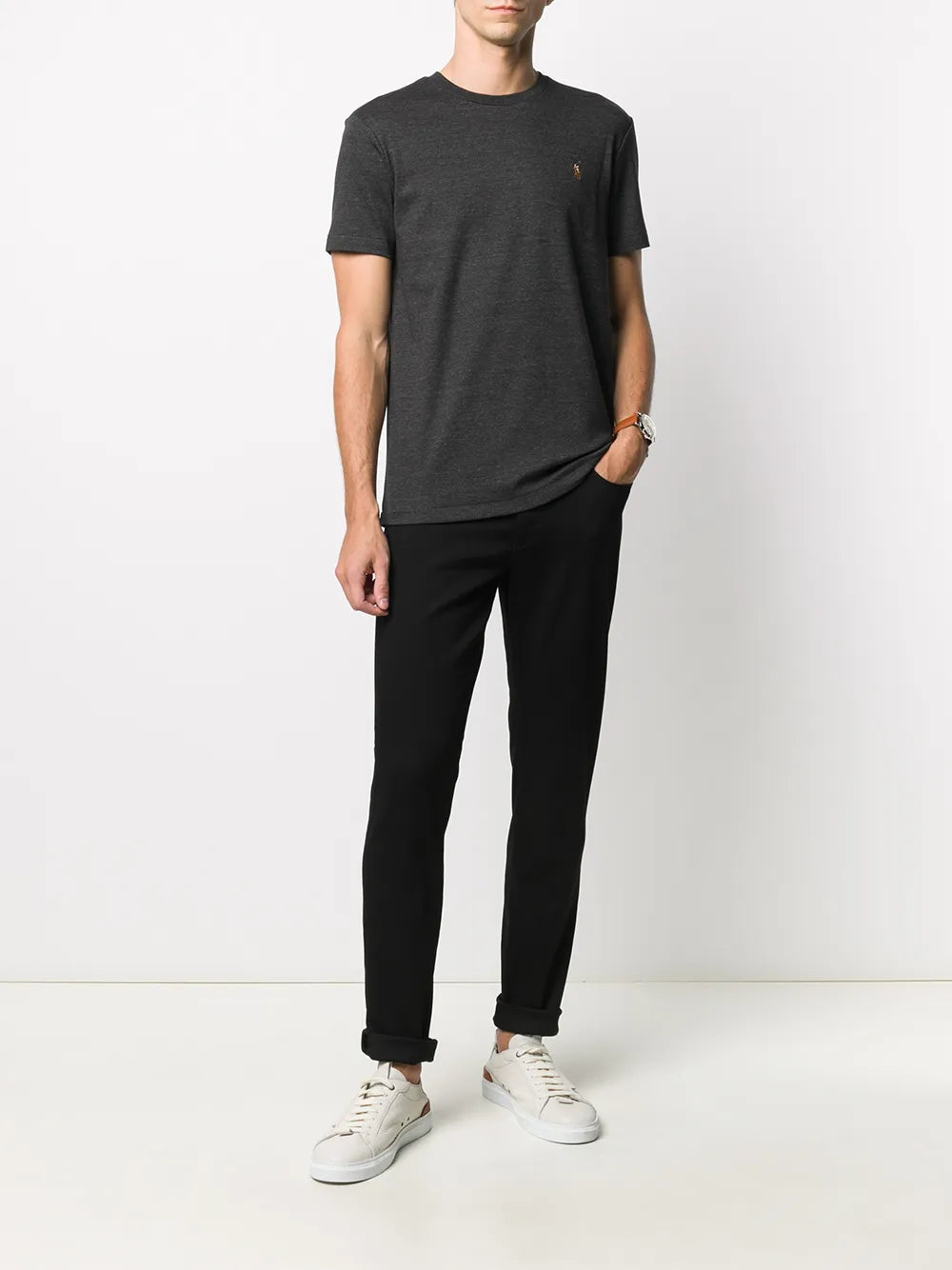 camiseta lisa com logotipo bordado