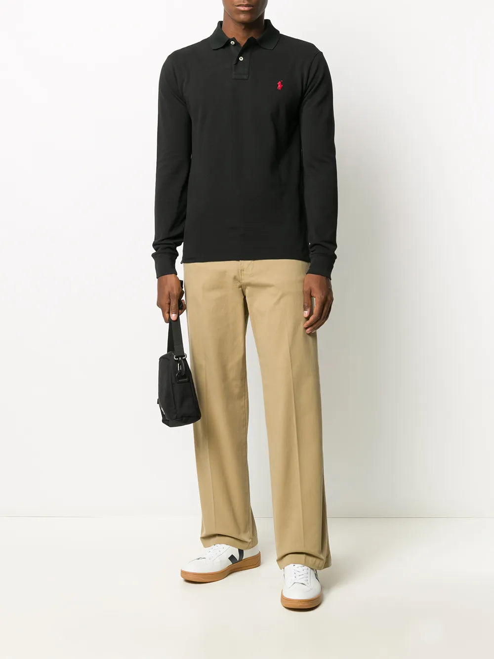 camisa polo com logotipo bordado