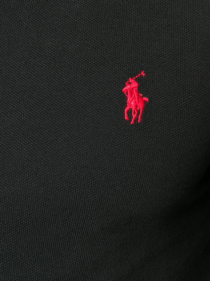 camisa polo com logotipo bordado
