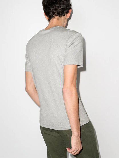 camiseta com logotipo bordado