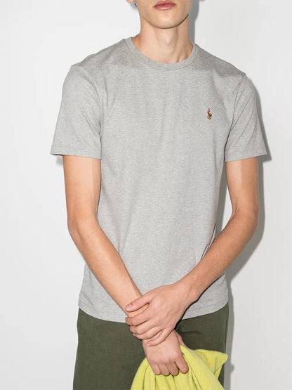 camiseta com logotipo bordado