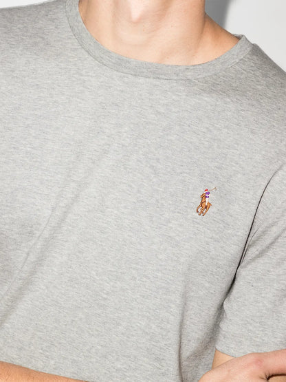 camiseta com logotipo bordado