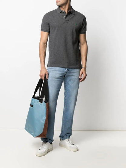 camisa polo com logotipo bordado