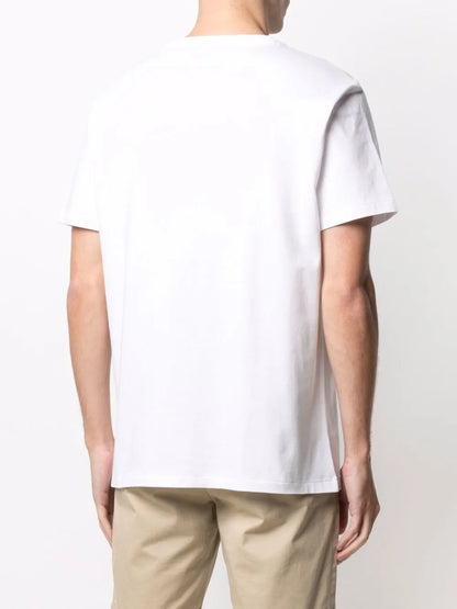 camiseta com decote em V e logotipo bordado