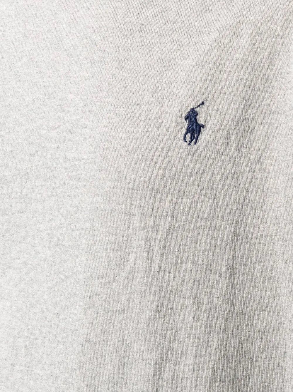 camiseta com logotipo bordado