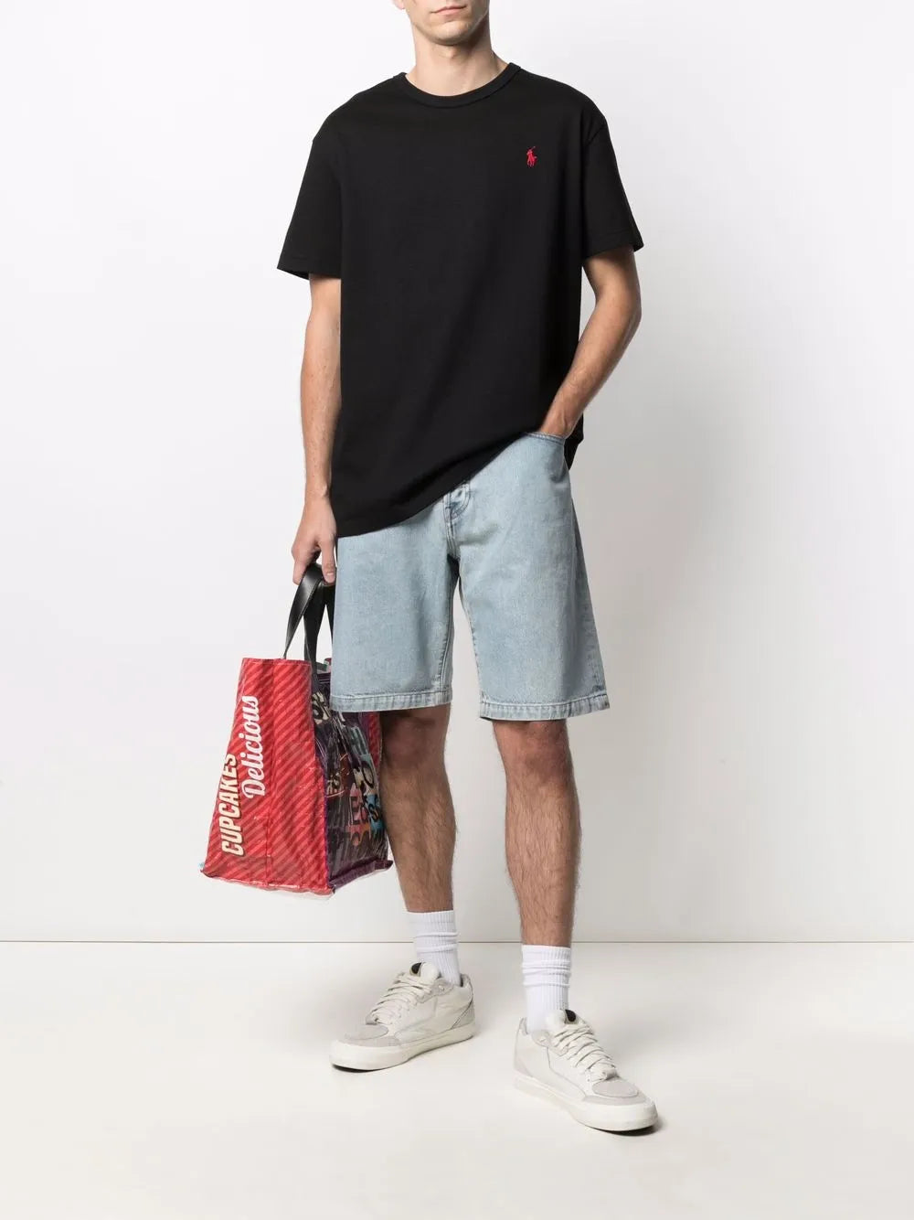 camiseta com logotipo bordado