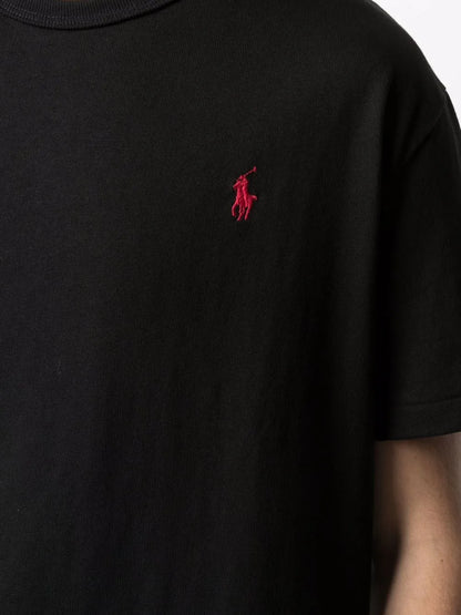 camiseta com logotipo bordado