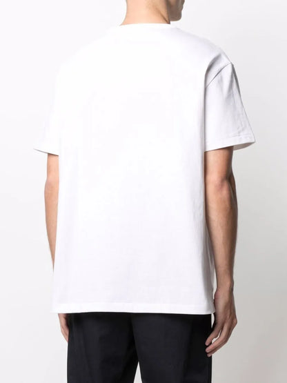 camiseta com logotipo bordado