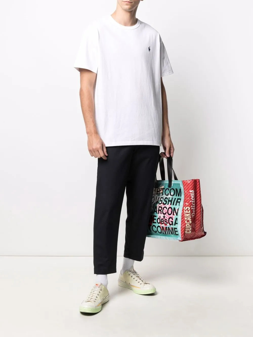 camiseta com logotipo bordado