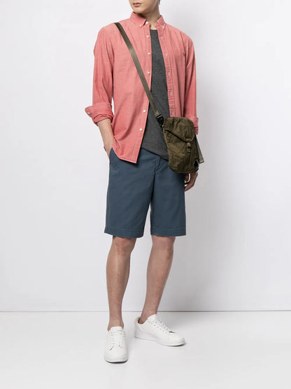 shorts chino na altura do joelho