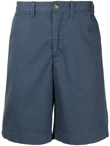shorts chino na altura do joelho