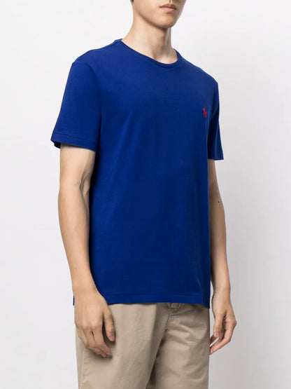 camiseta com logotipo bordado