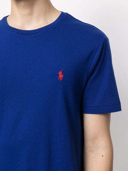 camiseta com logotipo bordado