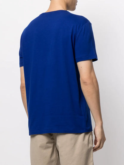 camiseta com logotipo bordado