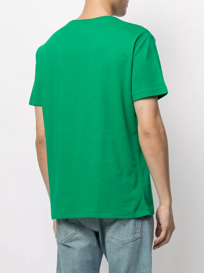 camiseta com logotipo bordado