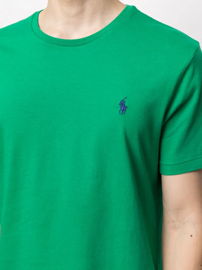 camiseta com logotipo bordado