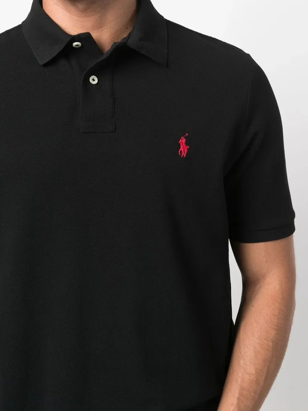 camisa polo com detalhe de logotipo bordado
