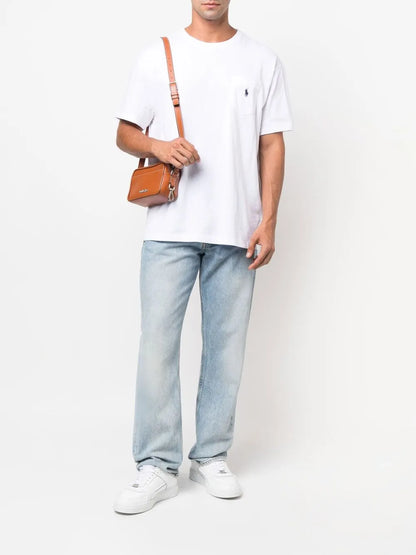 camiseta de manga curta com logotipo bordado