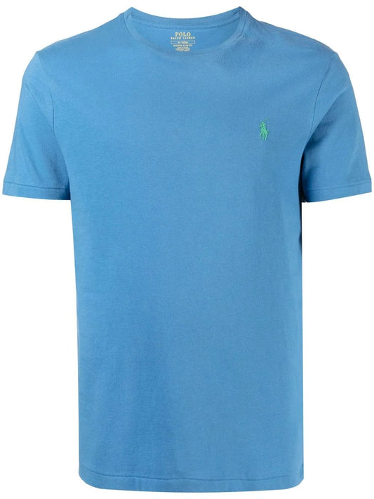 camiseta com logotipo bordado