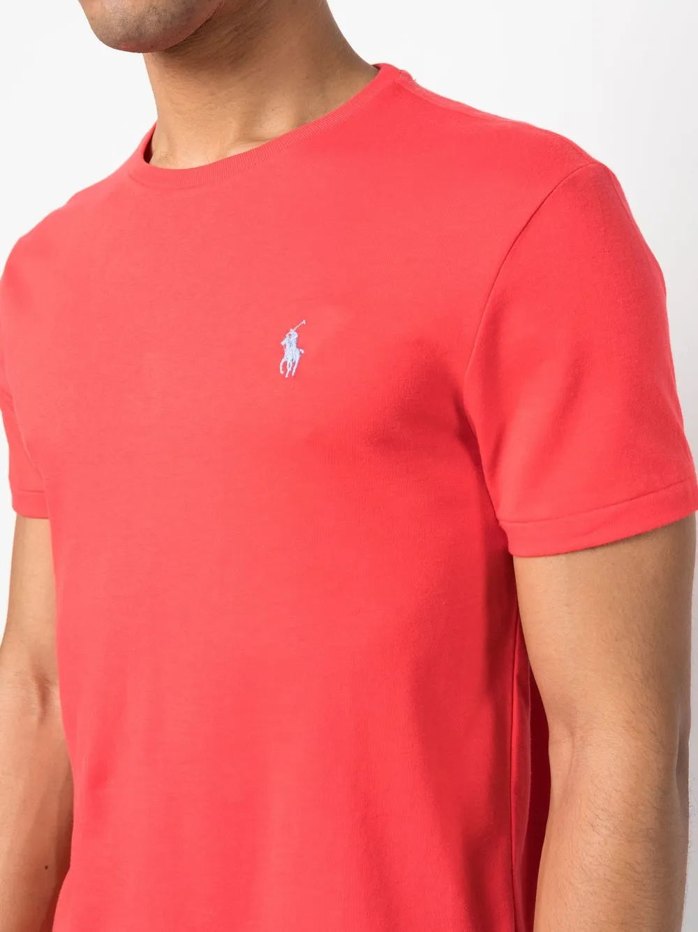 camiseta de manga curta com detalhe de logotipo