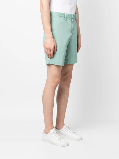 shorts chino com logotipo bordado