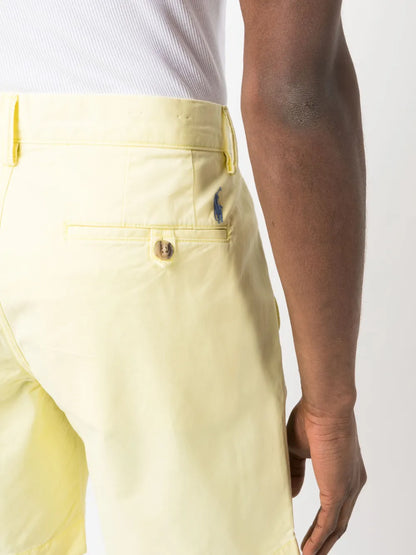 shorts chino com logotipo bordado