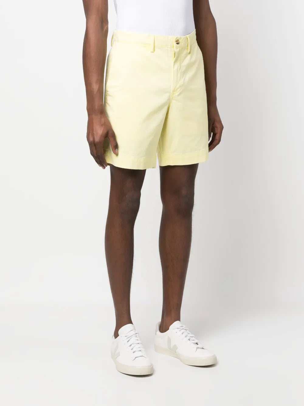 shorts chino com logotipo bordado