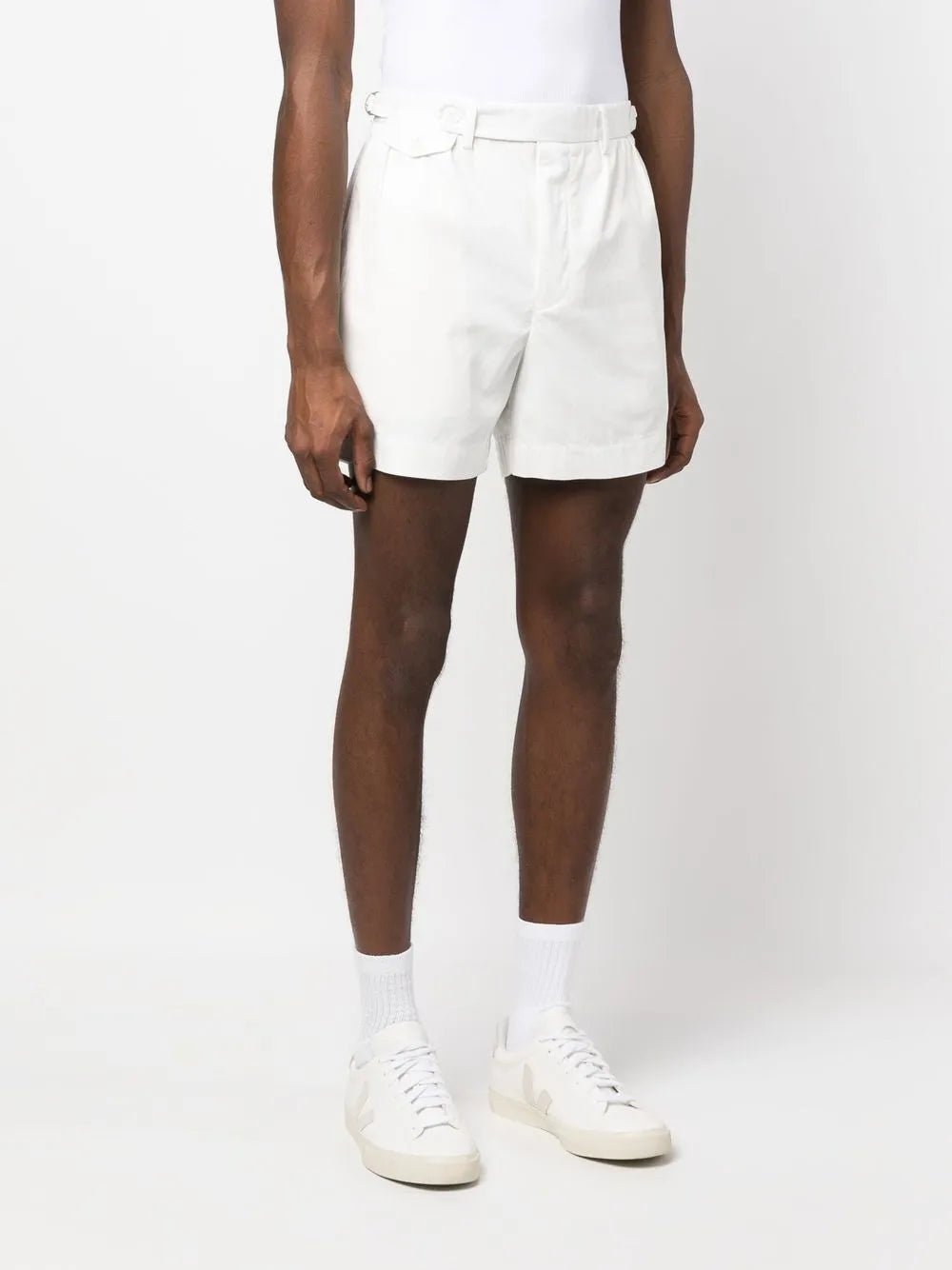 shorts de tênis acima do joelho